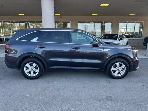 Used 2025 Kia Sorento LX FWD image 4
