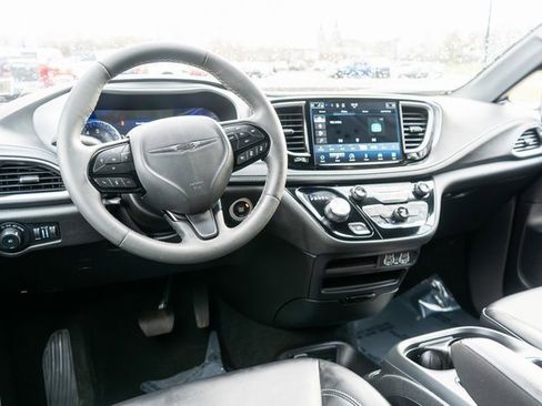 Used 2023 Chrysler Pacifica Touring-L w/ S Appearance Package image 15