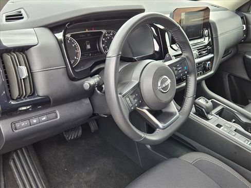 Used 2025 Nissan Pathfinder SV FWD image 10