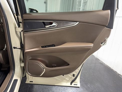 Used 2016 Lincoln MKX Reserve w/ Technology Package FWD image 14