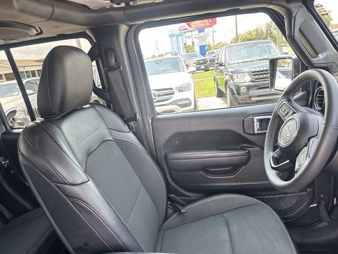 Used 2023 Jeep Gladiator Sport AWD/4WD image 12