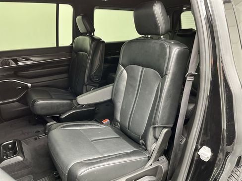 Used 2024 Jeep Wagoneer Series III AWD/4WD image 13