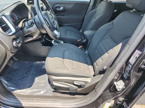 Used 2018 Jeep Renegade Latitude w/ Cold Weather Group AWD/4WD image 9