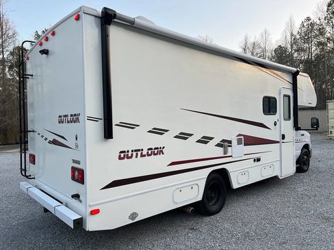 Used 2018 Ford E-350 and Econoline 350 Super Duty w/ Motorhome Prep Package image 5