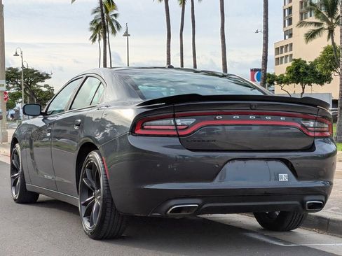 Used 2018 Dodge Charger SXT w/ Blacktop Package RWD image 3