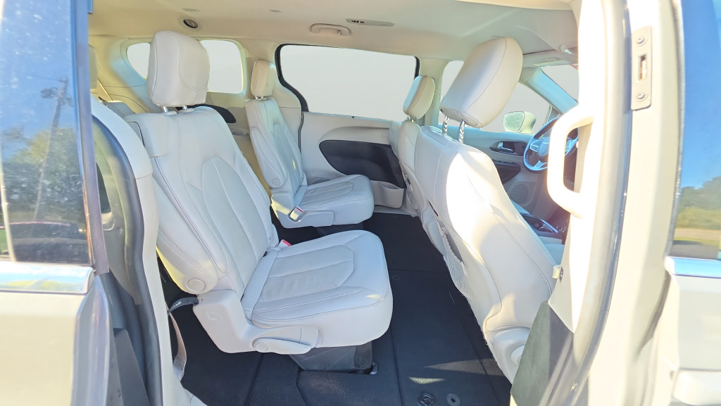 Used 2021 Chrysler Pacifica Touring-L FWD image 19