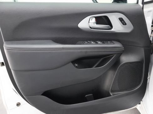 Used 2024 Chrysler Pacifica Limited FWD image 45