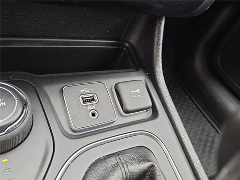 Used 2019 Jeep Cherokee Latitude Plus w/ Cold Weather Group AWD/4WD image 10