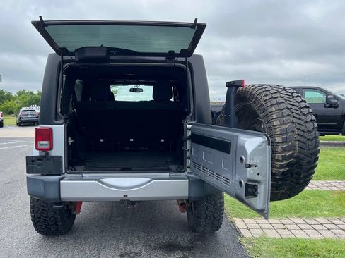 Used 2018 Jeep Wrangler Unlimited Sahara AWD/4WD image 19