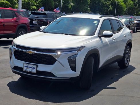Certified 2025 Chevrolet Trax LT w/ LT Convenience Package FWD image 4