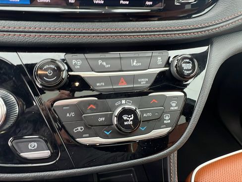 Used 2024 Chrysler Pacifica Pinnacle image 34