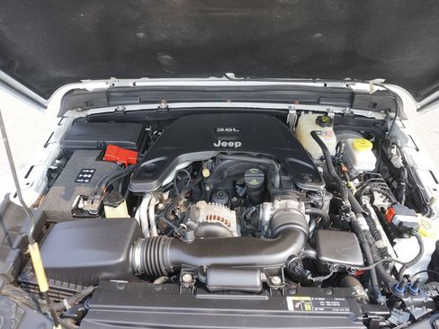 Used 2018 Jeep Wrangler Unlimited Sahara AWD/4WD image 32