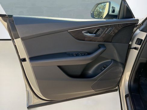Used 2022 Audi Q8 Premium w/ Convenience Package image 22