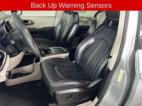 Used 2024 Chrysler Pacifica Touring-L FWD image 11