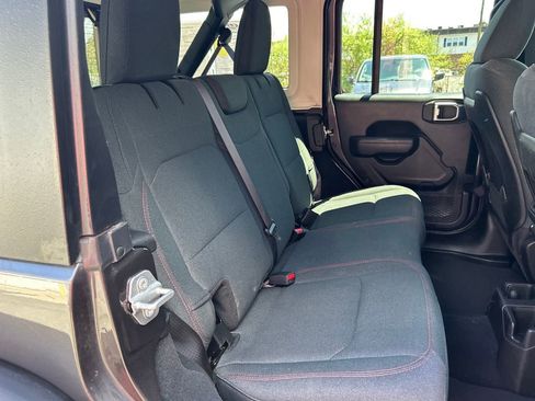 Used 2025 Jeep Wrangler Unlimited Rubicon AWD/4WD image 30