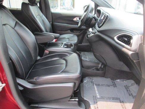 Used 2023 Chrysler Pacifica Touring-L w/ S Appearance Package AWD/4WD image 17