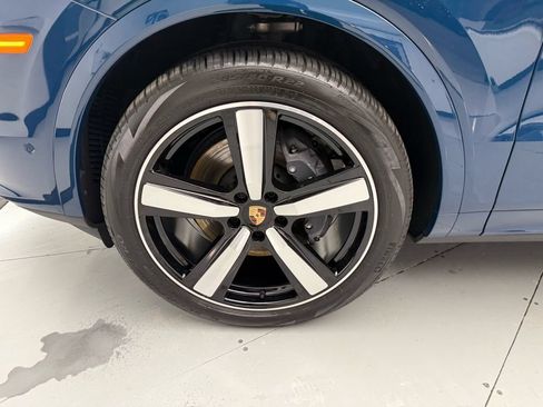 Certified 2025 Porsche Cayenne AWD/4WD image 42