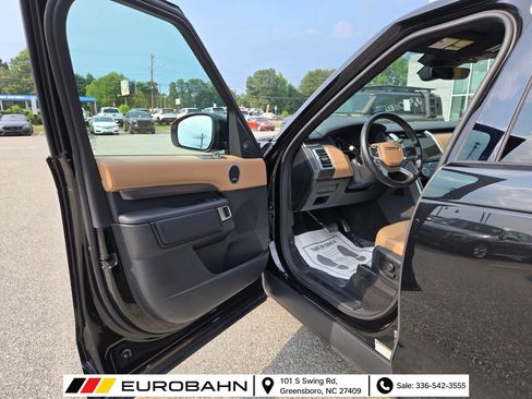Used 2024 Land Rover Discovery Metropolitan Edition AWD/4WD image 9