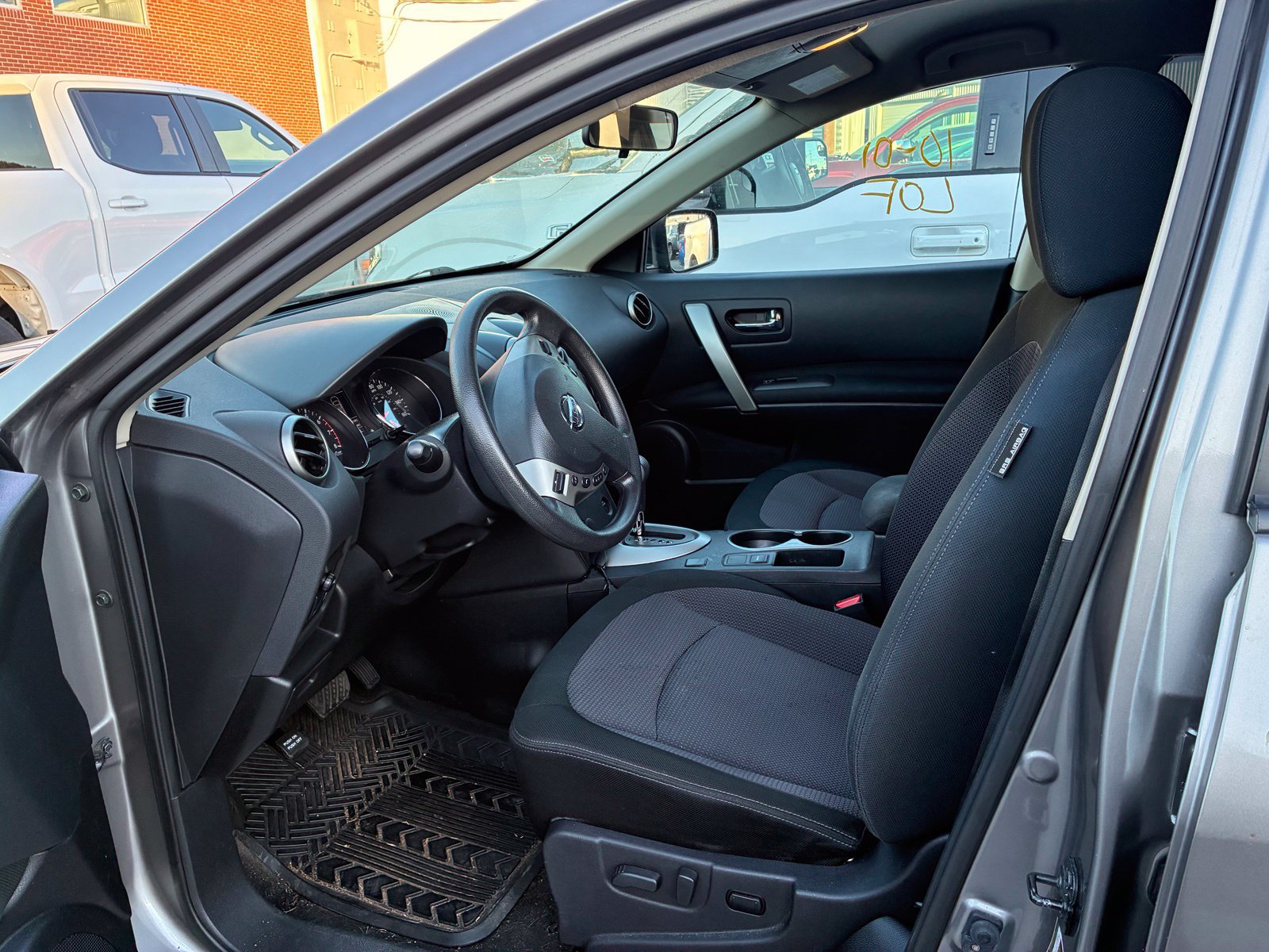 Used 2013 Nissan Rogue SV AWD/4WD image 2