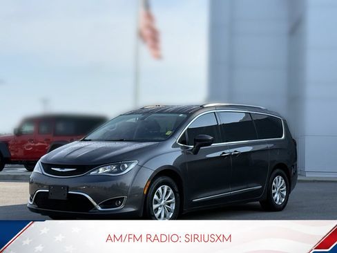 Used 2019 Chrysler Pacifica Touring-L FWD image 2