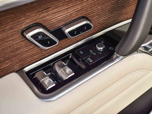 Certified 2025 Land Rover Range Rover SE image 22