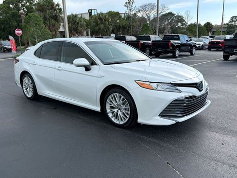 Used 2019 Toyota Camry XLE FWD image 6