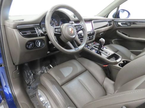 Certified 2024 Porsche Macan AWD/4WD image 4