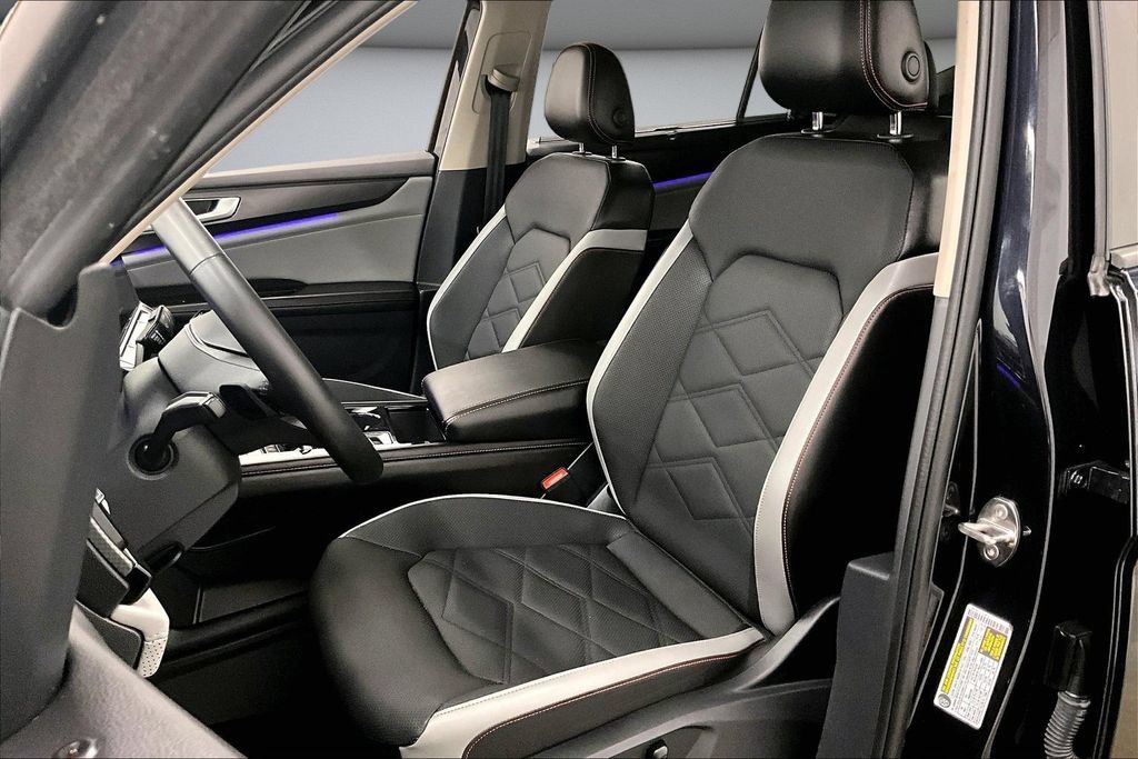 Used 2024 Volkswagen Atlas Peak Edition SE AWD/4WD image 21