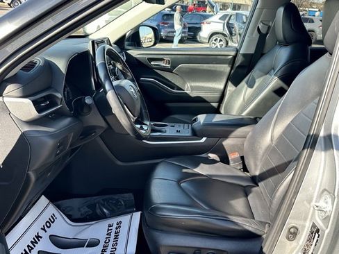 Used 2021 Toyota Highlander XLE image 12