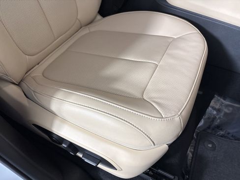 Used 2024 Jeep Grand Cherokee L Limited w/ Luxury Tech Group II image 31