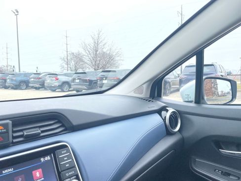 Used 2025 Nissan Versa SV image 33