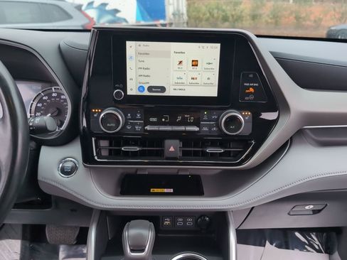 Used 2023 Toyota Highlander XLE image 17