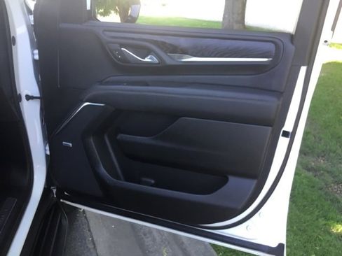 Used 2024 GMC Yukon XL Denali image 32