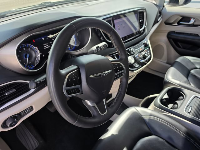 Used 2023 Chrysler Pacifica Touring-L FWD image 15