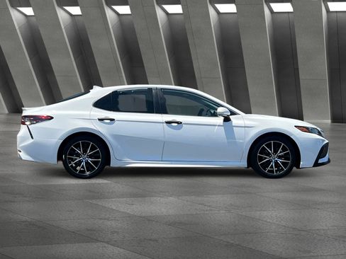 Used 2023 Toyota Camry SE FWD image 3