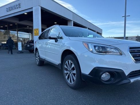 Used 2017 Subaru Outback 3.6R Touring image 4