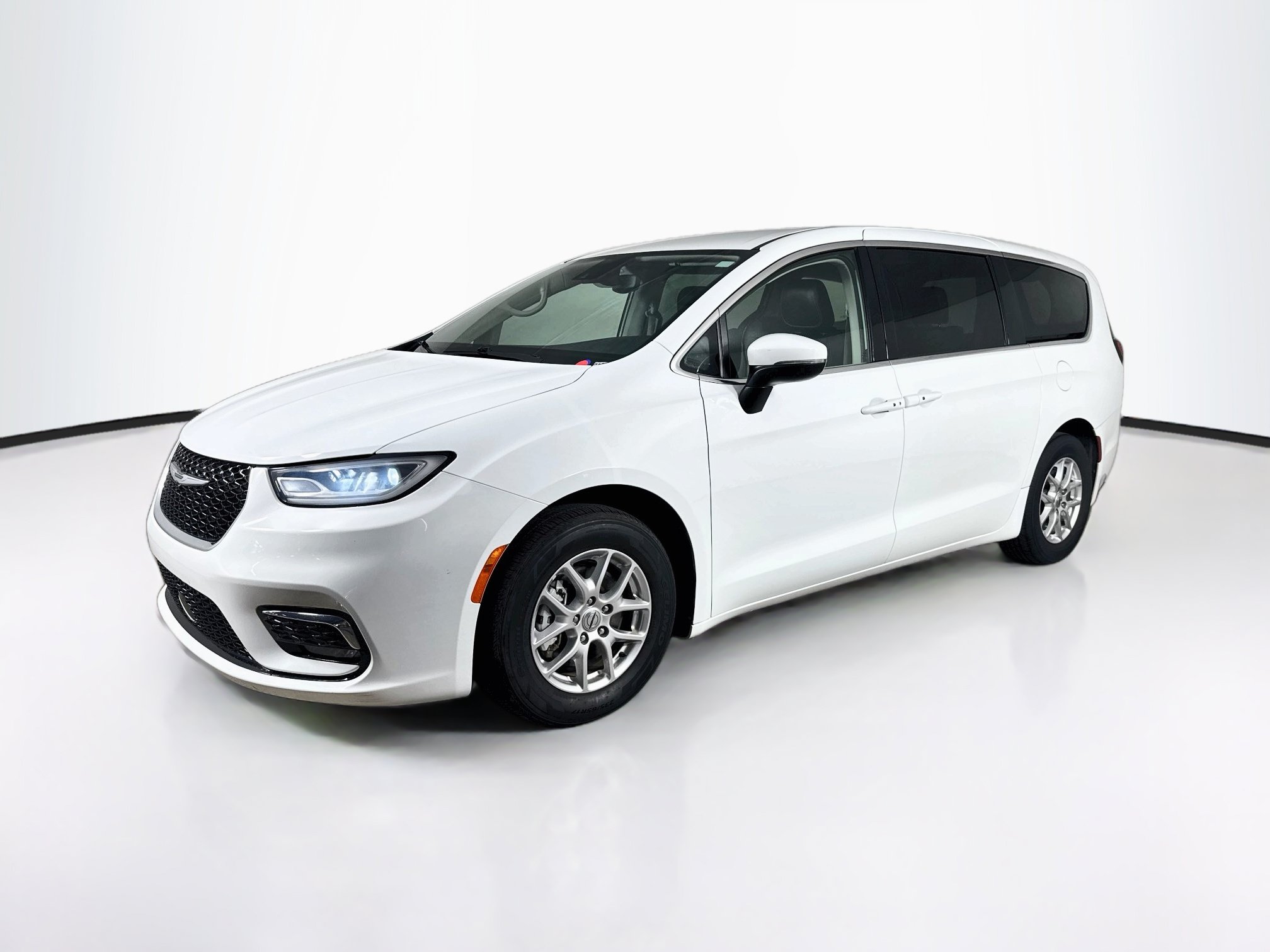 Used 2023 Chrysler Pacifica Touring-L FWD image 4