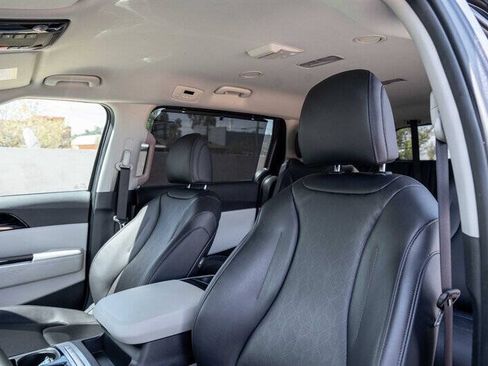 Used 2024 Kia Carnival EX FWD image 10