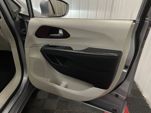 Used 2020 Chrysler Pacifica Limited FWD image 42