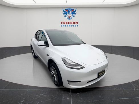 Used 2022 Tesla Model Y Long Range image 7