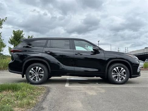 New 2024 Toyota Highlander XLE image 3