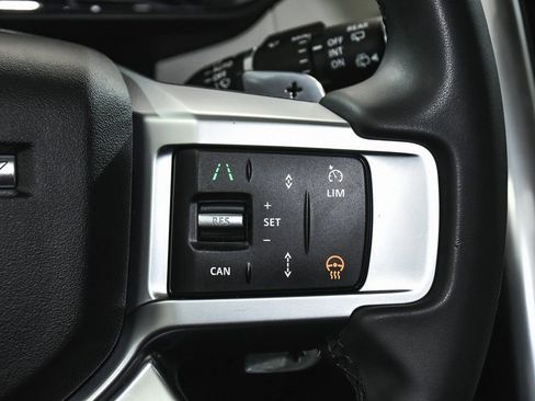 Used 2025 Land Rover Discovery S image 38