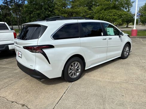 New 2026 Toyota Sienna XLE FWD image 7