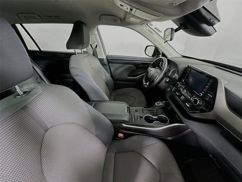 Certified 2021 Toyota Highlander LE image 26