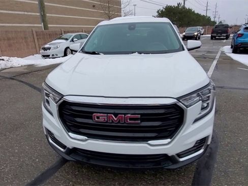 Used 2022 GMC Terrain SLE image 3