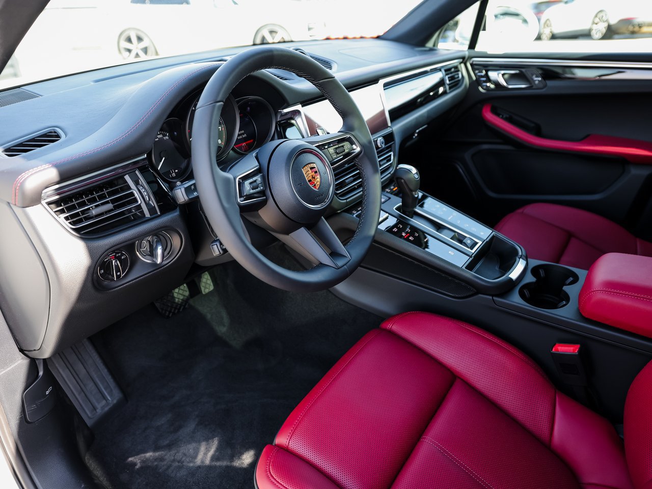 Certified 2026 Porsche Macan AWD/4WD image 4