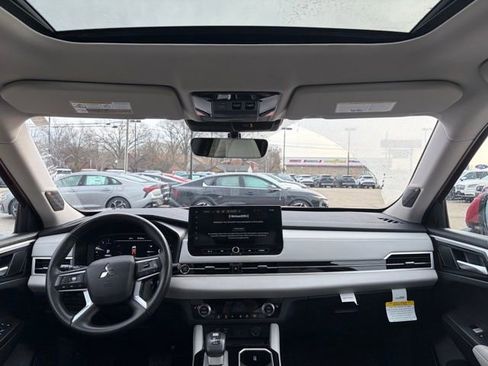 Used 2025 Mitsubishi Outlander SE image 28