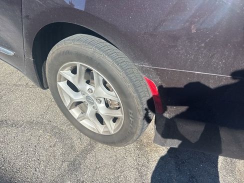 Used 2018 Chrysler Pacifica Touring-L Plus w/ Tire & Wheel Group image 8