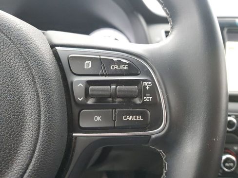 Used 2017 Kia Niro EX image 16