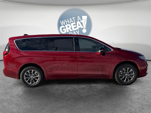 Certified 2026 Chrysler Pacifica Select image 10